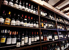 株式会社 TAMAYA 求人 酒屋も経営しており、各国のワインを中心に日本酒なども豊富に取り揃えています！