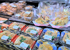 「生鮮マルシェ」 求人 お客様が手に取りやすいリーズナブルな価格で、100種類以上のお弁当とお惣菜を作っています。メニュー提案も大歓迎！