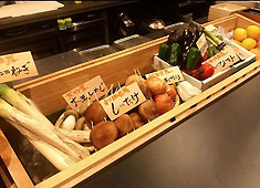 炭火串焼き 鶏料理 富所 求人 炭火で焼いた野菜たちが美味！他店と一線を画す厳選素材のメニューと、日本酒との相性が絶妙と好評です！