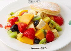 果実園リーベル 新越谷VARIE店 求人 旬のフルーツがたっぷり味わえる贅沢なパンケーキ。フルーツサンドやパスタ・ドリア等の食事メニューもご用意します！