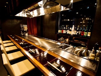 銀座 響や（ギンザ ヒビキヤ） 求人 ライブ感あるオープンキッチン。料理と接客が両方経験できることも鉄板焼きの楽しさです。