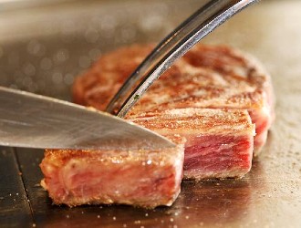 銀座 響や（ギンザ ヒビキヤ） 求人 最高級の食材に触れる機会も多くあります。はじめて鉄板焼きに挑戦してみたい方も大歓迎です。