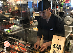 炭火焼うなぎ 忠八／株式会社 鯉平 求人 ▲離職者が殆どいない点も特徴の1つ。もう人間関係に悩まされたくない！そんな方にもマッチする職場環境です。