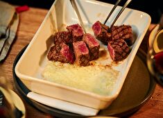 株式会社インテリジェントプランナー 求人 カジュアル利用からレストランでのがっつり食事まで多目的に利用可能。（※写真は国産A５ランク・黒毛和牛のビステッカ）