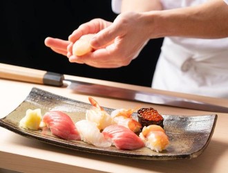 雛鮨（ひなずし）／株式会社クリエイト・ダイニング 求人 寿司職人経験をお持ちの方も歓迎！肩ひじ張らずに楽しめるカジュアルな鮨店です。