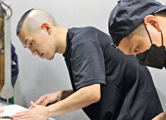 「鮨 りんだ」「ブルペン」「らんまる」／株式会社ショートストップ 求人 1人ひとりにあった舞台を用意しているから、年齢・性別のハンデなく、全員が主役になれる環境が揃っています。