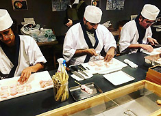 炭火串焼き 鶏料理 富所 求人 外国人への焼鳥教室の一場面。真剣に取り組む方には、こちらも真剣に向き合います！
