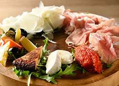 Trattoria MUTSUMI（トラットリア ムツミ） 求人 イタリア最高峰のスライサーでカットする「生ハム」は自慢の逸品です。
