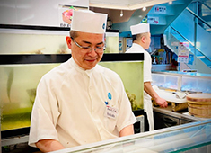 築地 すし一番 4丁目場外市場店 求人 60代スタッフも活躍中！面接では入社前に不安な事など、遠慮なくご質問下さい。一緒に働けるのを楽しみにしています。