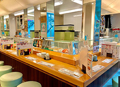 築地 すし一番 4丁目場外市場店 求人 カウンターがメインの店内。マグロの他にも、鮮度抜群の鮮魚をリーズナブルにご提供し、気軽にご利用いただけるお店です。
