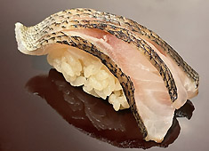 築地 すし Omakase 求人 名物サバのスモークの握りや、熟成寿司を圧巻のコスパで提供している話題店！メディアにも数多く露出しています。