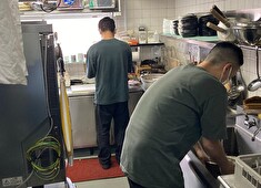 ホルモンセンター 丸ちゃん／株式会社 東邦フードマスタージャパン 求人 真面目で明るく仕事に取り組める方でしたら年齢は不問です。是非、ご応募をお待ちしています。