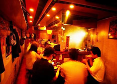 焼鳥 鳥芳（本店・2号店） 求人 お客様との距離が近く、コミュニケーションの楽しさも感じながら働けます！一緒に当店を盛り上げていきましょう！