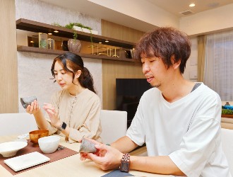 アトリエール／ファーストエボリューション株式会社 求人 監修を担当する宮崎理沙さんと高山仁志シェフ。