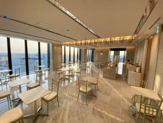 SMAAK（スマーク）／株式会社グラナダ 求人 オープン予定は2022年12月。ブライダルにも対応できるカフェスペースもあります。