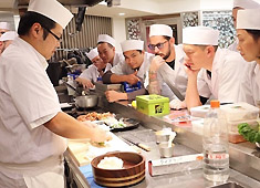 築地 すし Omakase 求人 江戸前鮨を始め、ふぐ、日本料理での修行や、元寿司学校の講師でもある店主。常に新しいことへのアンテナを張っています。