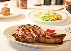 Wolfgang’s Steakhouse by Wolfgang Zwiener Teppan（東京・銀座）／株式会社 WDI JAPAN 求人 キッチンポジションでは、ハイレベルな肉の調理技術が身に付きます。