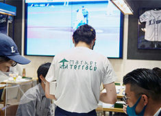 SAITAMA地産地消BUFFET［Market Terrace］（マーケットテラス株式会社） 求人 店内には大型ビジョン＆13台のモニタがーあり、ライオンズ公式戦は完全生放映。スポーツバーのような良い雰囲気です！