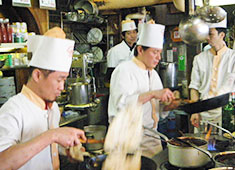 浅草 ヨシカミ 求人 忙しい時でもスタッフ同士笑顔を絶やさず、協力しながら働けるからそういった面での働きやすさもあり！