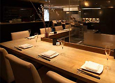 「銀座Toriya Premium」「赤坂 鳥結」／株式会社 プレミアムダイニング 求人 銀座、赤坂ともに従来の焼鳥店のイメージを覆す、オシャレな雰囲気です。