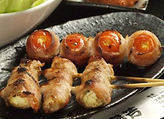 焼鳥 鳥芳（本店・2号店） 求人 トマトは当店が日本で最初に始めた大人気のメニュー！あなたも今までにない一本を考えてみませんか！