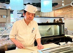 築地すし鮮  4丁目場外市場店 求人 カウンターメインの小さなお店。マグロの他にも、鮮度抜群の鮮魚をリーズナブルにご提供していきます。