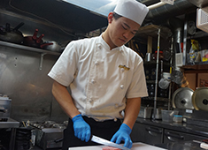 「和牛名匠 牛国屋」「焼肉 黄金の牛」／株式会社 ヒロジャパン フードサービス 求人 肉は100％手切りで提供。技術を覚えたい方には最適な環境です。