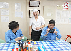 共栄マリン株式会社 求人 乗組員の皆さんが笑顔になれる様な食事を提供してください。