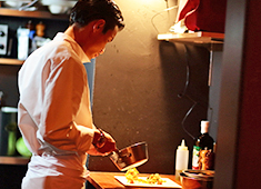 Dining Bar J（ダイニングバージェイ）／株式会社A&M 求人 クローズキッチンなので、しっかり料理に集中できる環境！存分に腕を奮ってください♪