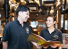 『卸）新宿食肉センター極 本店』『卸）新宿食肉センター極 恵比寿店』 他／株式会社アイルネクスト 求人 気さくなスタッフ…しかいません！多種多様な経験を持つスタッフが在籍中！年令や経験は一切不問です！