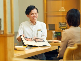 株式会社 テイクファイブ（TAKE FIVE Co.） 求人 接客経験者も大歓迎！部位ごとの肉のオススメなど、丁寧な接客も実践できます。