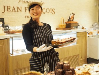 株式会社グルメブランズカンパニー 求人 笑顔でお客様にこだわりのパンとコーヒーをお届けする販売・ホールスタッフ。店舗運営にもどんどん参加してください。