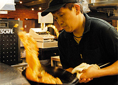 横濱たちばな亭／株式会社たちばな 求人 名物店長！チキンライスを作る際もオムレツを作る際も、パフォーマンス全開で毎日お客様を楽しませています！！