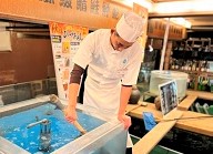 さかな道楽 亀戸店 求人 店内にある大きな「いけす」。お客様からしっかりと見える場所で魚を取り、鮮度抜群の海鮮料理をご提供します。