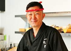 寿し 一花星（いちばんぼし） 求人 店主の沼田氏。調理師専門学校を卒業後、有名寿司チェーンで修行を積んだ経験豊富な大将のもと、スキルアップできます◎