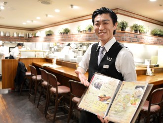 洋食亭ブラームス／株式会社ノースフィールド 求人 ホール責任者としてお店をお任せできる方も歓迎しています！洋食だからこそ、幅広いお客様にご利用いただきます。