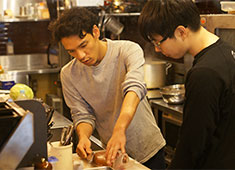 株式会社YOSHITSUNE（ヨシツネ） 求人 料理や接客が好きであれば、調理経験は不問！これから学びたい方も大歓迎です。
