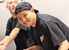 「鮨 りんだ」「ブルペン」「らんまる」／株式会社ショートストップ 求人 仕込み中も笑顔を絶やさず、コミュニケーションを取りながら行えるから、ピリついた雰囲気などはございませんよ！
