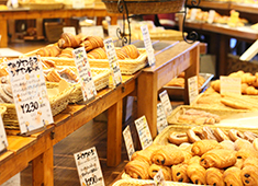 「Boulangerie et Cafe Pere et Mere（ペル・エ・メル）」「On the Canal（オン・ザ・カナル） 求人 入ってすぐのところに焼きたてパンが並んでいます。お子様が喜ぶような商品も多数！