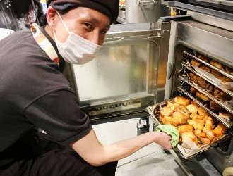 ゑびす Daikoku／株式会社マコト 求人 調理経験を活かせる多彩なメニュー。セントラルキッチンを活用して効率良い調理をおこなっています。