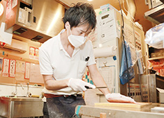 株式会社 アクティブソース 求人 お刺身は晩杯屋の看板メニュー！その日に市場から仕入れた新鮮な魚を、各店舗でさばいています。