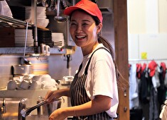 株式会社サンフジフーズ 求人 女性スタッフも活躍できる環境を揃えてお待ちしており、接客部門も積極採用を行っています！！