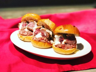 ホルモン焼肉西麻布8hachi（ハチ）、ほか／株式会社トゥエルブ 求人 肉をより楽しめる、今までにない肉料理を提案しています！メニュー考案などにも参加できる環境です！