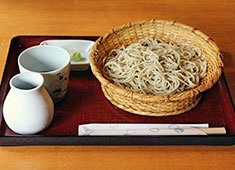 深大寺そば 一休庵／株式会社　一休庵 求人 その日に挽いた蕎麦粉を用いて、その日に打ったそばを提供しているからこそのクオリティを提供できています！