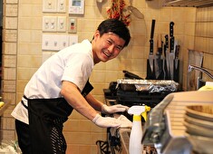 「オトナノイザカヤ中戸川」 求人 掃除も含めて全員で！！全員が平等に意見ができる社風を表す1枚！（写真は年末の大掃除風景）