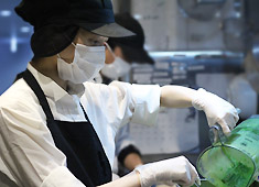 寿月堂（じゅげつどう）／株式会社 丸山海苔店 求人 女性スタッフもたくさん活躍する職場です。あなたの感性を料理で発揮しませんか。