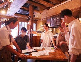 ジェー・プラス株式会社　※新店開業準備室／Mondatta （モンダッタ）、marina piccola（マリーナピッコラ）、ほか 求人 営業前のミーティング、ざっくばらんに予約状況や仕入れの食材、おすすめ料理に関してディスカッション！