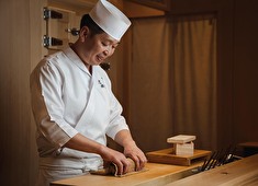 「すし 志魂 」／Sushi Yoshitake Limited 求人 充実した福利厚生です。生活面もバックアップしますので安心してください。