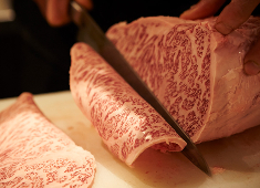 焼肉 圭／株式会社グルーヴ 求人 肉を理解した上でどう美味しくお客様へお届けするか。肉質を見抜く目利きから扱い方まで、肉のことは全て教えます。