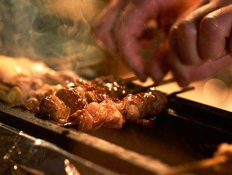 株式会社NATOMICS（ナトミックス） 求人 本格的な焼鳥を楽しめる『とり雄』。和食のノウハウを活かした一品料理と共に楽しめるお店です。